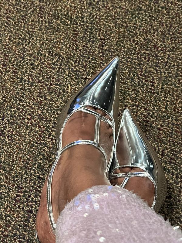 No buckling when you stand up — it lays on your feet quite nicely. I was sitting here.