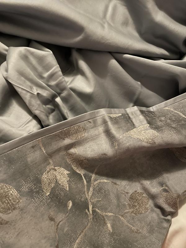Detailed edging, detail pattern and smooth back material.