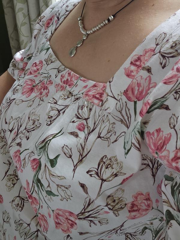 Boxy neckline lets you show off your necklace