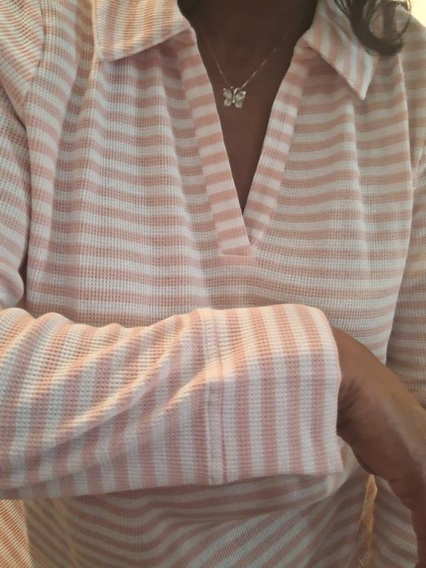 Sleeve loose at wrist and great Johnny collar