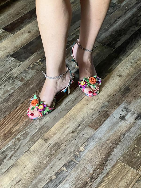 ★Betsey Johnson★K‐POPアイドル愛用★KARRA★サンダル Amazon.com | Betsey Women's Karra Heeled Sandal, Red Green