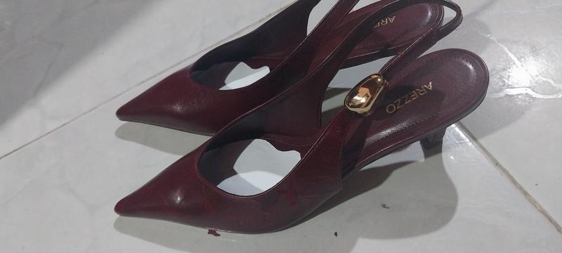 Arezzo shoes I ordered and received on November 22, 2025 is peeling on the upper side. Have never been worned