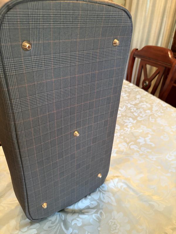 Beautiful fabric, lots of pockets and compartments. Brass feet on bottom is a plus!