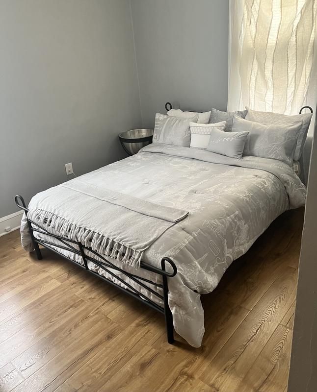 This set is all you need, it’s beautiful and it will make your bed look sophisticated.