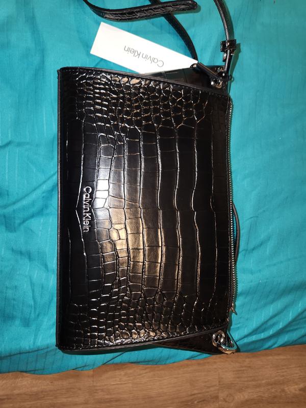 Front of medium sized purse
