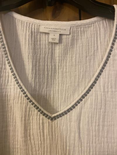 Love the cute gray trim around the v neck