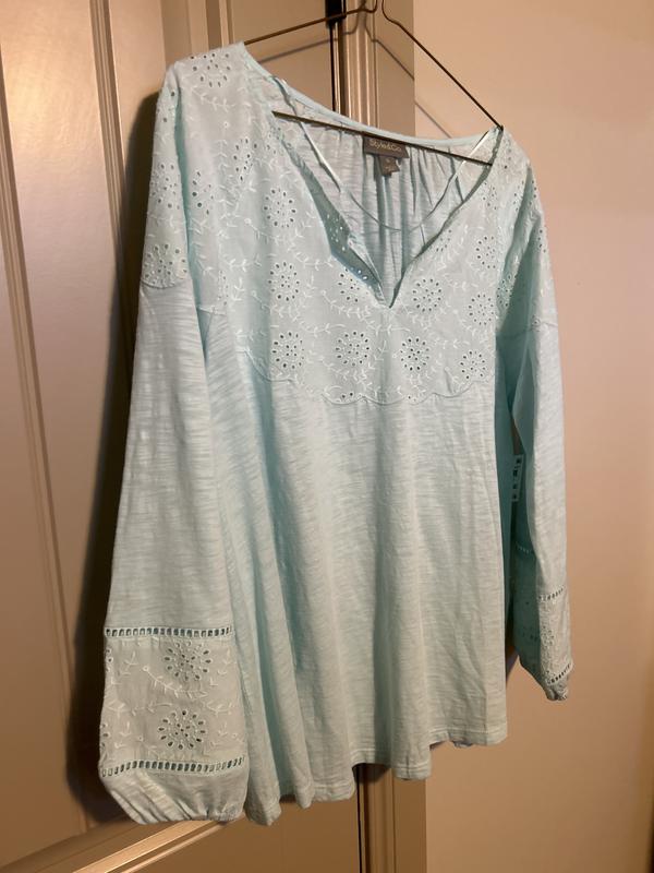 I stated blue but more aqua colored, pretty color.