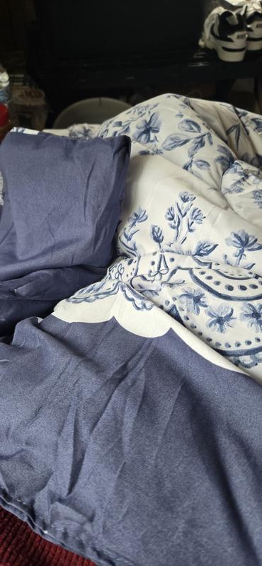 Beautiful Macys Queen size Bedding Set.