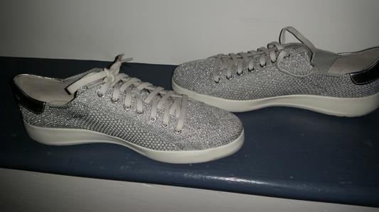 nice lightweight sneaker