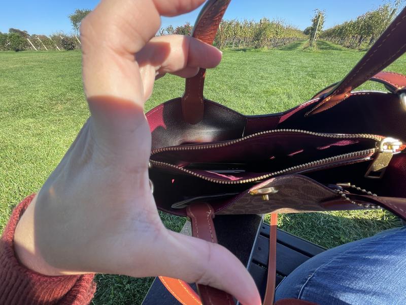 Love the zippered compartment