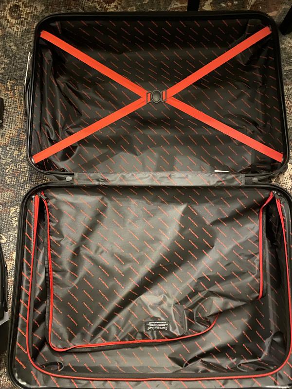 Inside of the 26” - same set up as ever other hard side - zipper side and strap side - works great