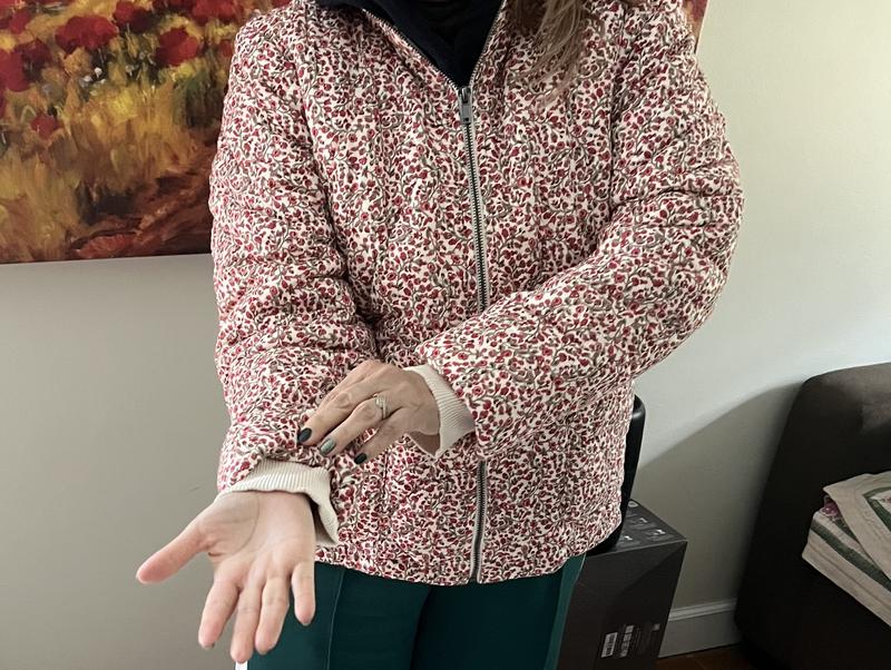 Elastic sleeves keeps you warm on thise chilly mornings