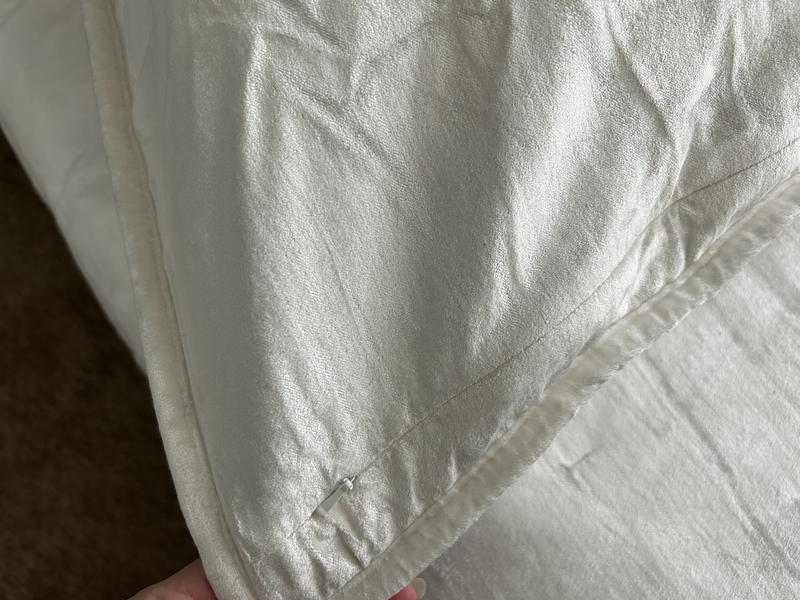 Hidden zipper on sham