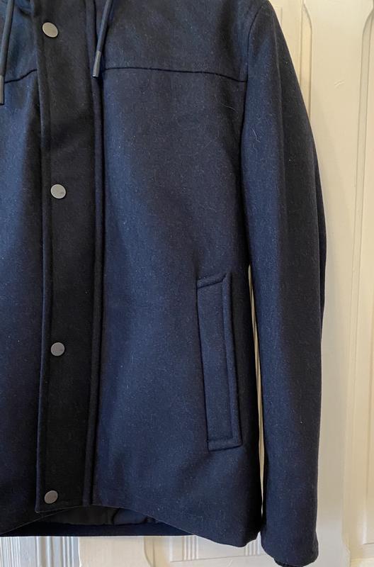 2 large pockets that snap closed