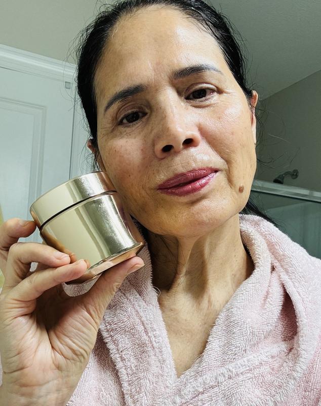 My favorite Lancôme products
1Rose Gold Pallete
2. Serum Génifique
3.ABSOLUE soft cream and eye cream