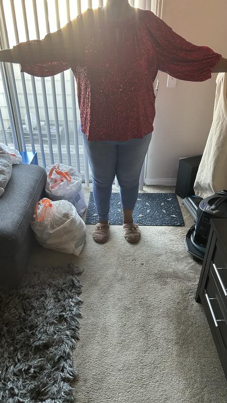 This shirt makes me look bigger than what I truly am. It’s really bulky with no shape and just hangs. I really wish this designer could get it right.