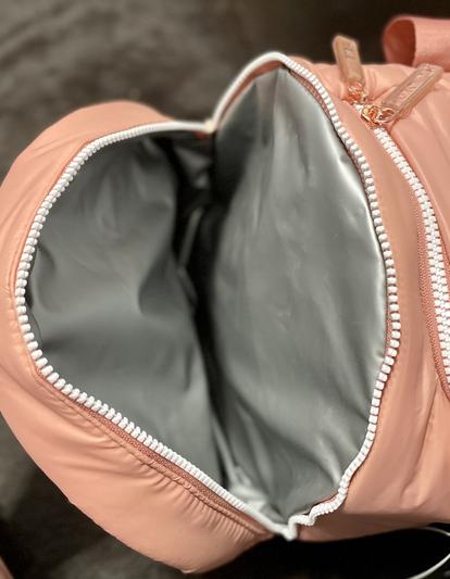 Large side zipped pocket