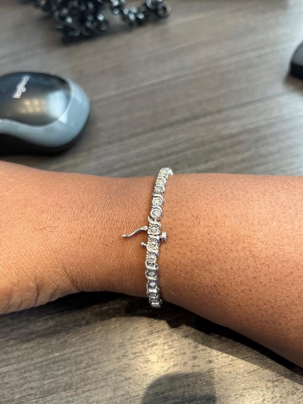 foggy diamonds and the clasp doesn't stay.