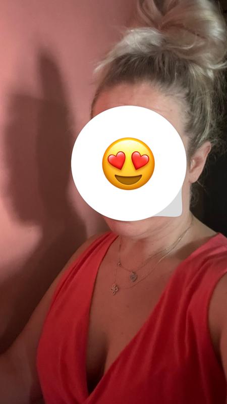 Definitely has a low neck. I love a deep v, but if that’s not your vibe this top isn’t for you.