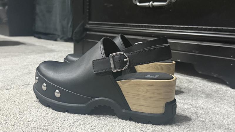 Easy, comfy I dig ‘em.. and glad I got ‘em before they were gone!