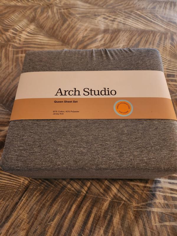 Great elastic all around so stays on bed