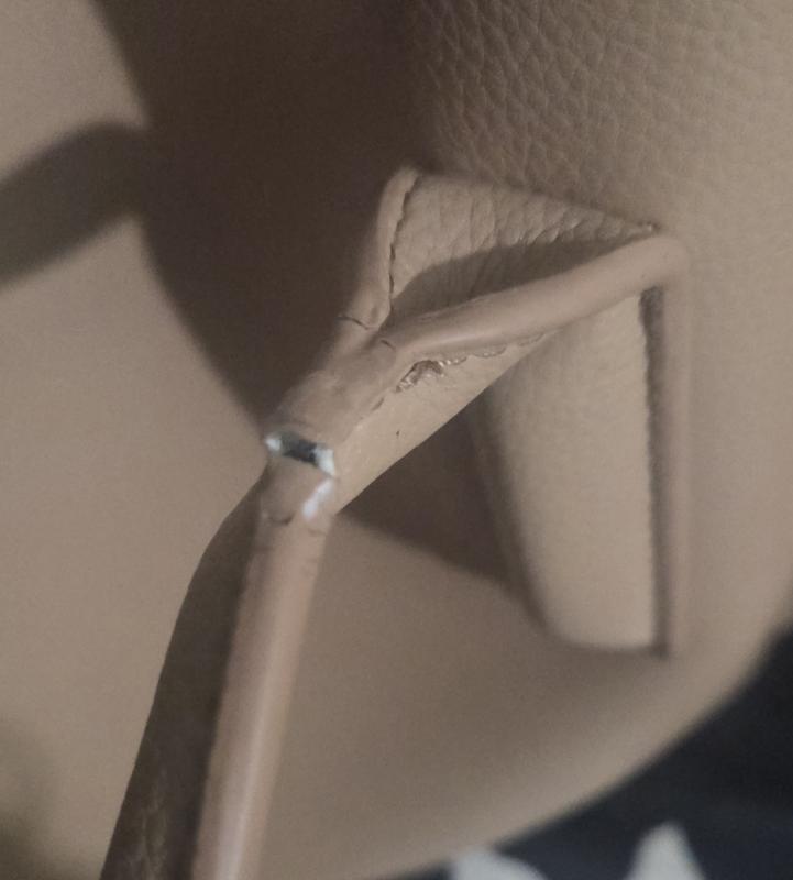 All 4 corners of both straps are ripped off.