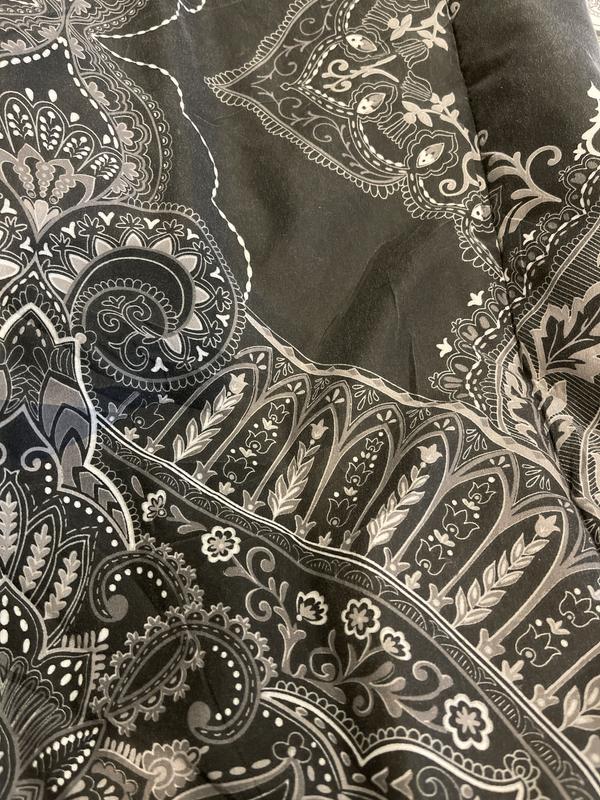 It’s supposed to be white and black, not white and gray