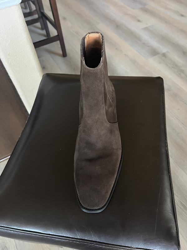 It's round-toe but more pointed than the item in the picture