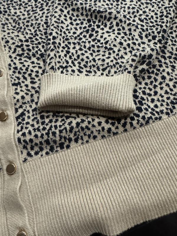 Ribbed hem and cuffs