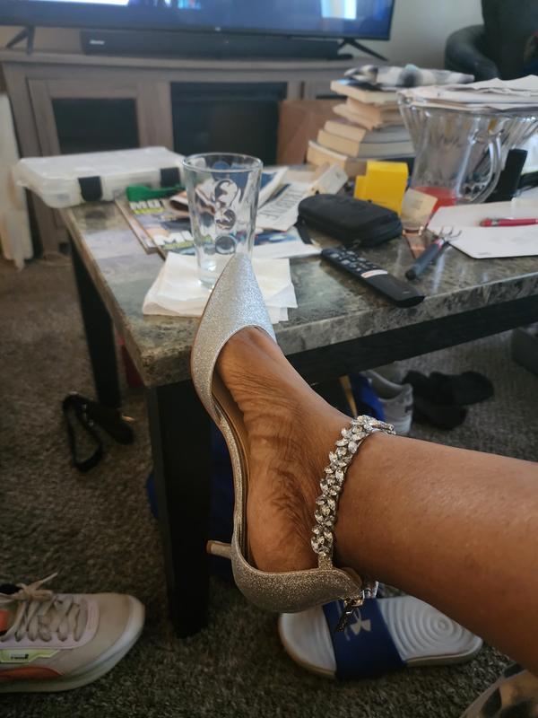 Beautiful shoes , forgive the background😊