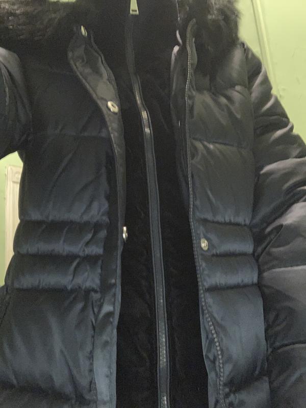 It has a zipper and snaps