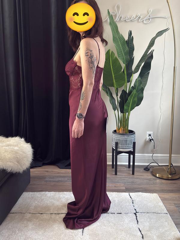 Dress size medium on 5'2", 125lb frame