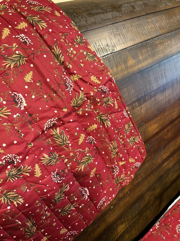 The wood brings out the color of the pinecones