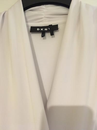 DKNY V NECK CLOSE UP