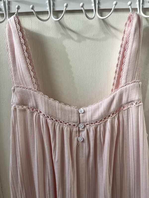 Cute button and lace details