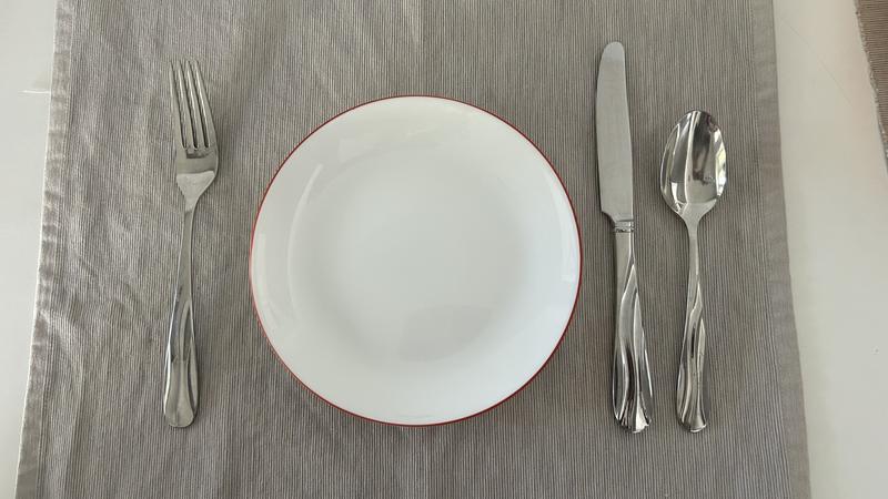 Single dish with utensils for size reference