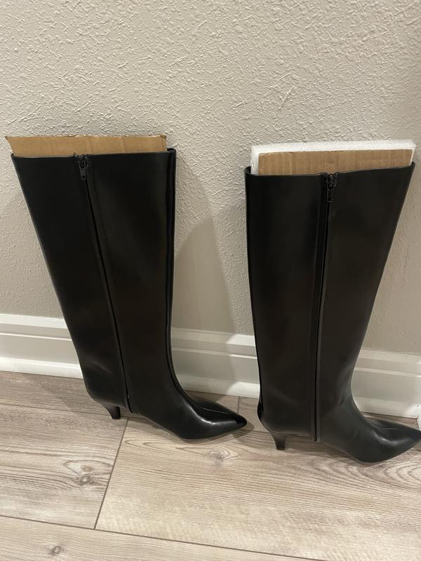 If any one received 2 left feet please contact me.