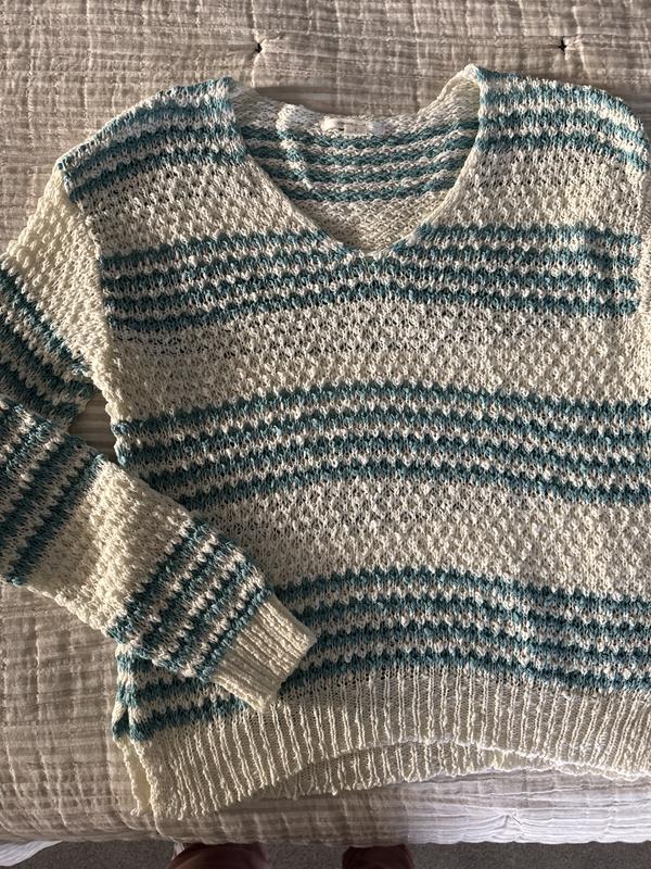 Juniors' Iyla V-Neck Long-Sleeve Cotton Sweater