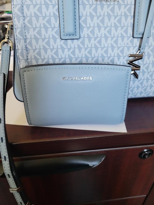 The structure of this purse is done very well, and the color is so pleasing
