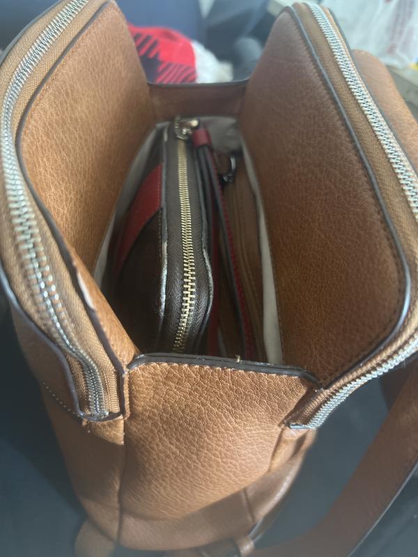 Wide open pocket.  Things always fall out.