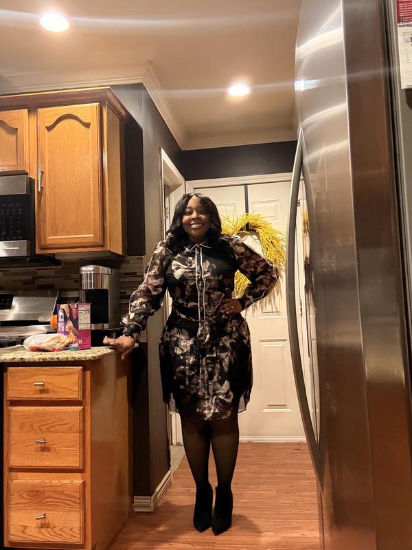 Dress was comfortable and flattering. Button kept popping open around my chest area. May need to pin or size up to make sure it closes. 

5’2”, 210, Size 14