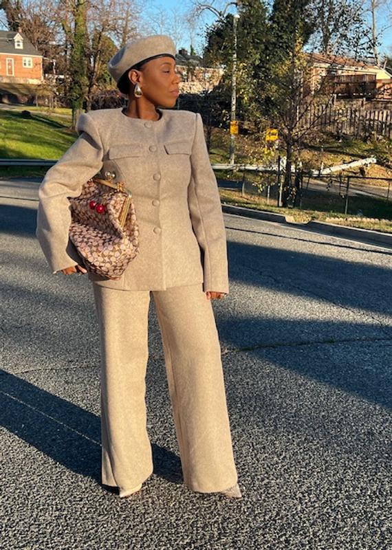 Kiss in brown and in double Cs jacquard