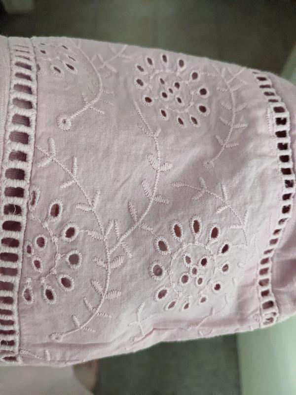 Beautiful sleeve detail.