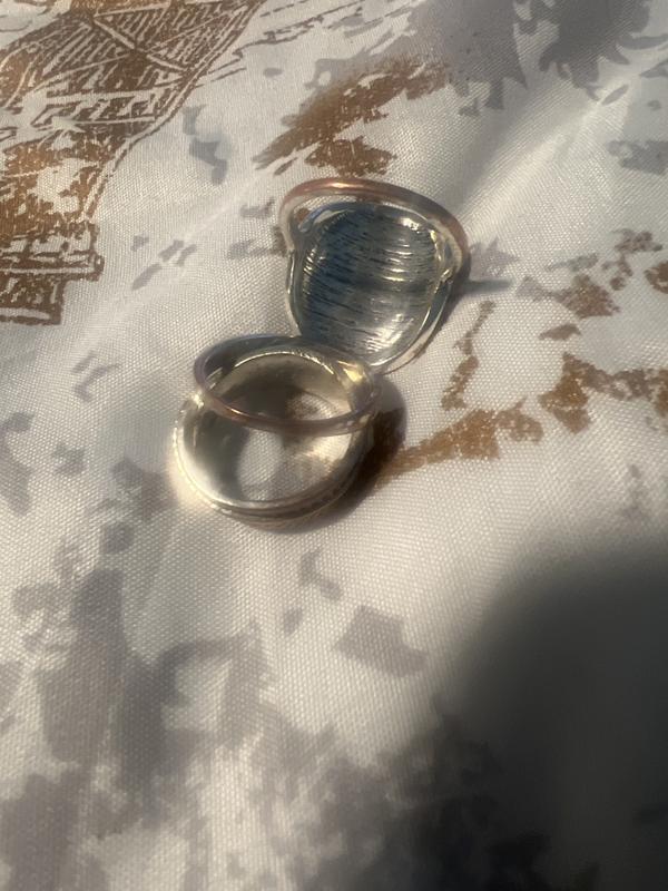 They paint your fingers green and lost the silver color