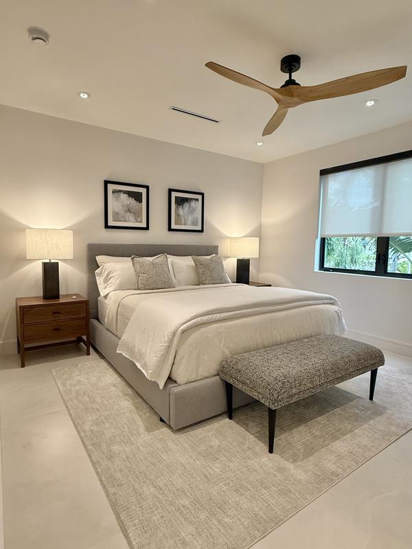 Nicely layered with white duvet.  It's a great look.