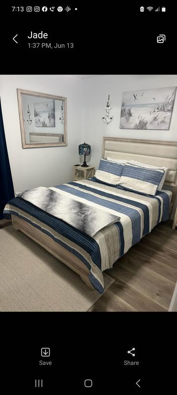 Queen size....Colors match the online picture:)
