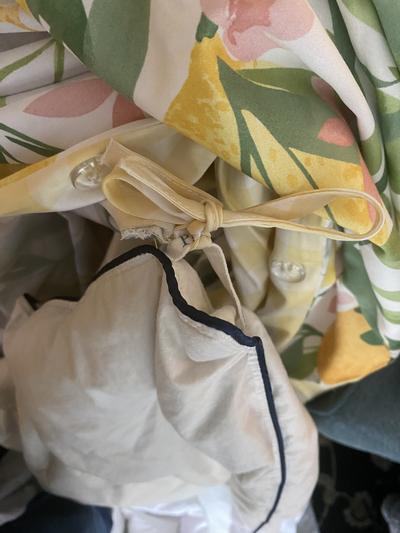 Long ties to secure corners onto comforter