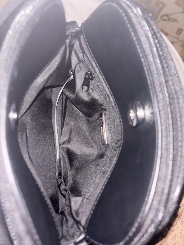 Middle compartment with small zippered area