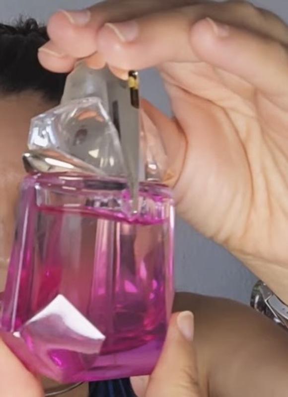 When spraying the clothing, it does not stain in the clothing and he stays all day on the clothing and on the skin you wash your clothing and you even use scented beats, and the sense still remains on the clothing very exquisite very delicious very sweet