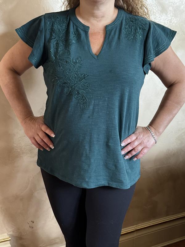 Love the shape of this top - very flattering!